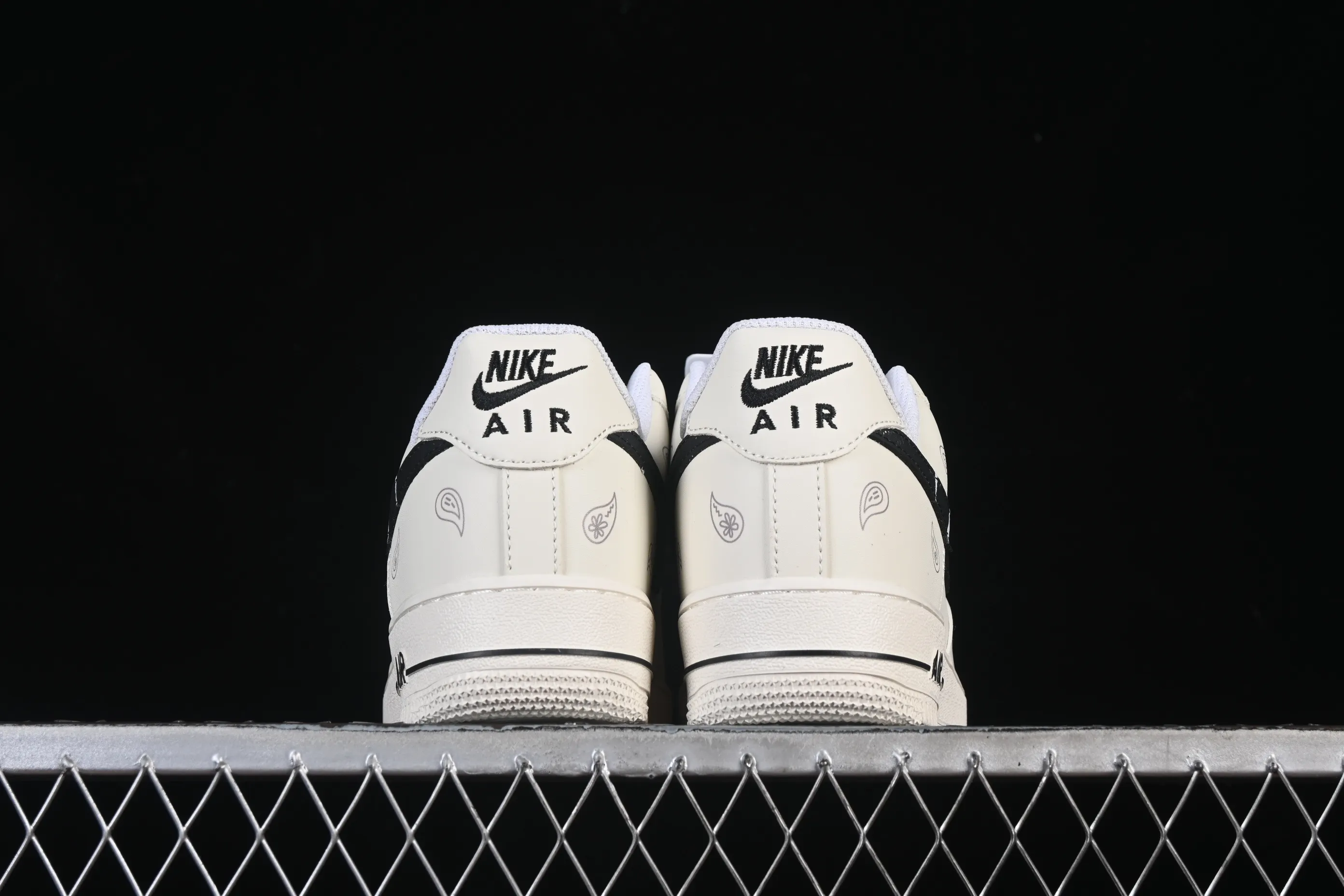 All categories Nk Air Force 1 Air Force series Nk Air Force 1 Low Air Force low-top Nike Air Force 1'07 Low joint white and black Air Force 1 low-top casual sneakers ZH0318-128